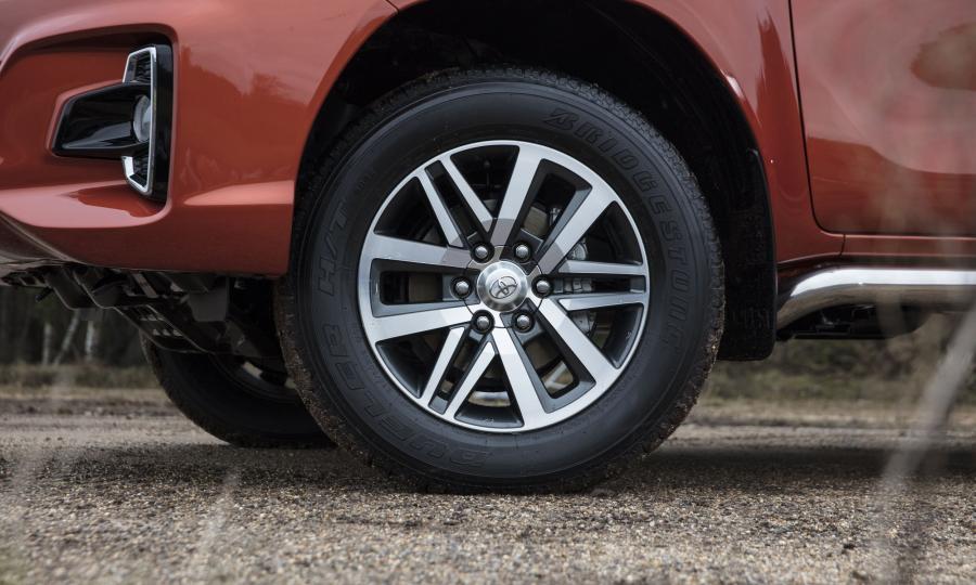 Колеса Toyota Hilux 4x4 Special Edition Double Cab 2018 года  (фото 13 из 26)